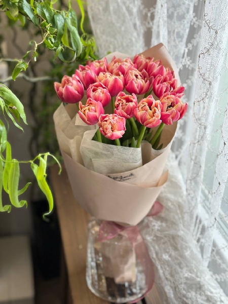 Букет из 15 малиновых пионовидных тюльпанов в оформлении