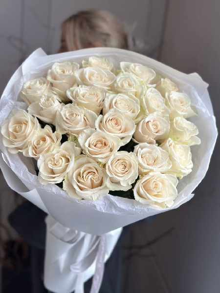 Букет из 25 белых классических роз 