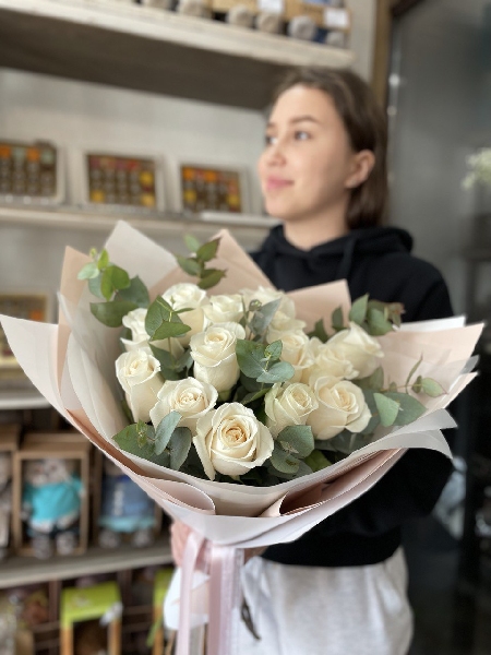 Букет из 15 белых роз с эвкалиптом "Тысяча поцелуев"