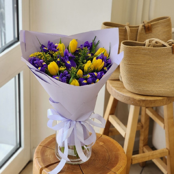 Букет с  ирисами и тюльпанами "Магическая красота"