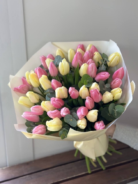 Букет из 51 классического лимонного и розового тюльпана с эвкалиптом