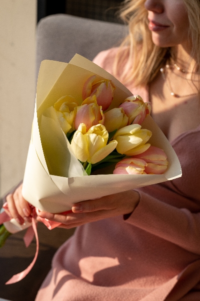 Букет из 9 классческих тюльпанов "Лучистая красота"