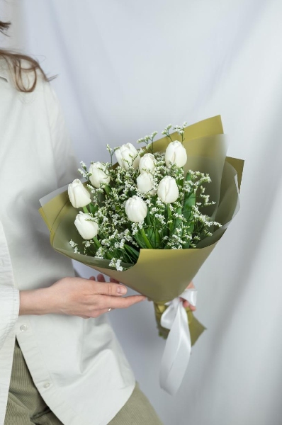 Букет из 9 белых классических тюльпанов