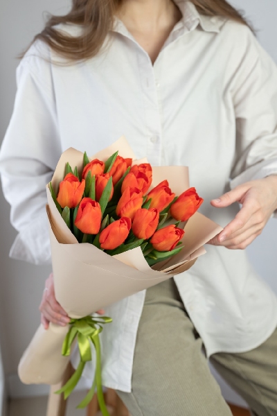 Букет из 13 классических оранжевых тюльпанов "Лалибелла"