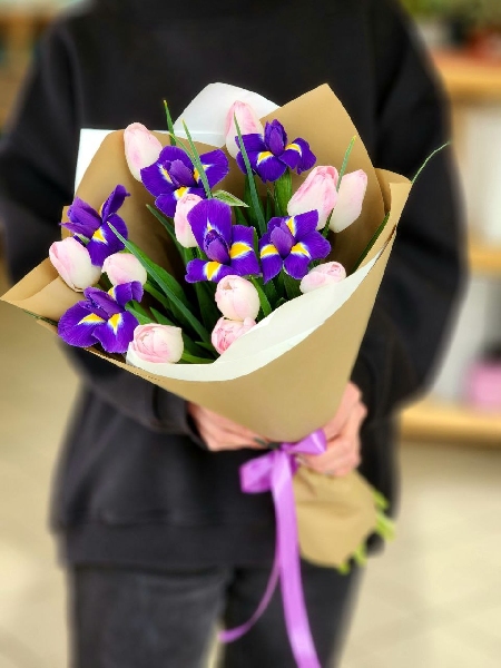 Букет 6 ирисов и 11 розовых тюльпанов