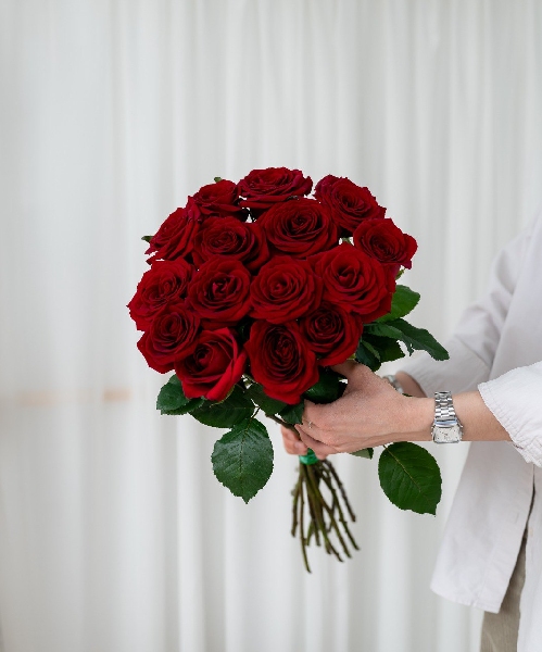 Букет из 15 красных Российских роз Рэд Наоми