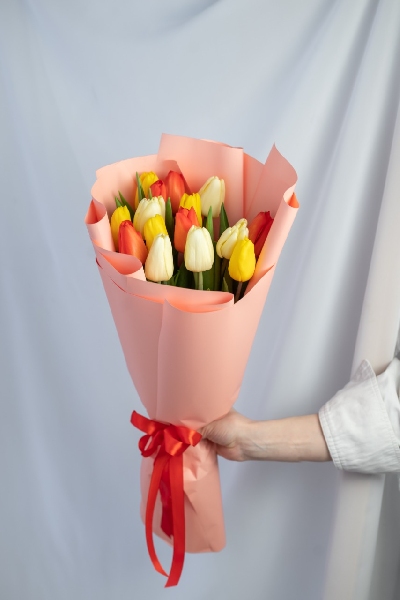 Букет из 15 классических лимонных, желтых и рыжих тюльпанов