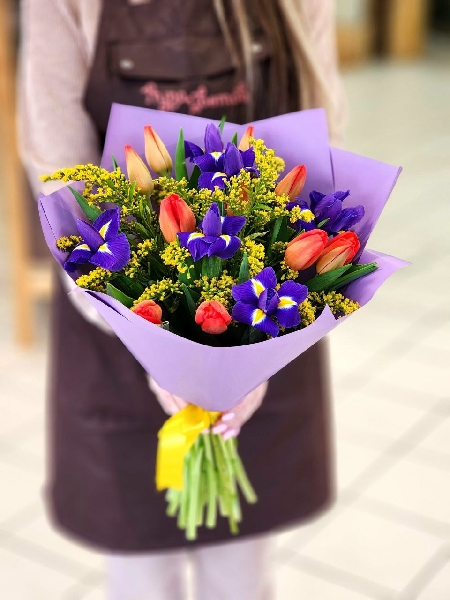 Букет с тюльпанами и ирисами "Весна"