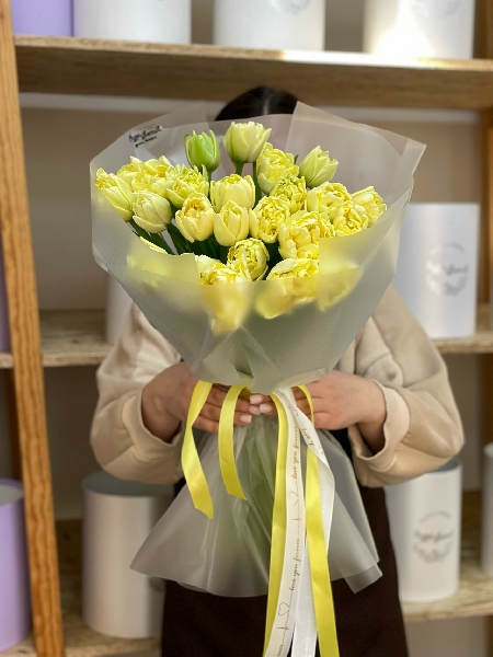 АКЦИЯ. Букет из 25 пионовидных лимонных тюльпанов