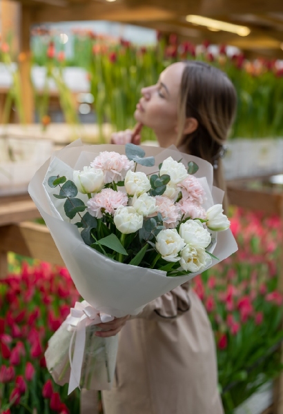 АКЦИЯ! Букет из 10 белых пионовидных тюльпанов и 5 кремовых гвоздик с эвкалиптом