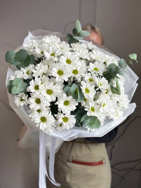 Букет с кустовыми хризантемами "Облако ромашек" 