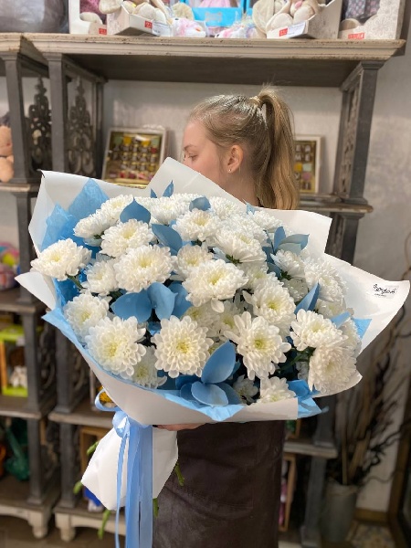Букет из 15 кустовых хризантем "Небо"