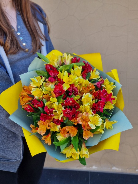 АКЦИЯ. Букет из 25 альстромерии "Закат" (220₽/шт)