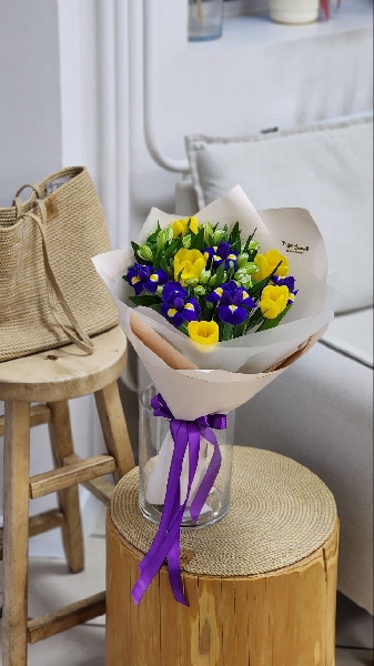 Букет из 5 ирисов, 5 классических тюльпанов и 5 альстромерий