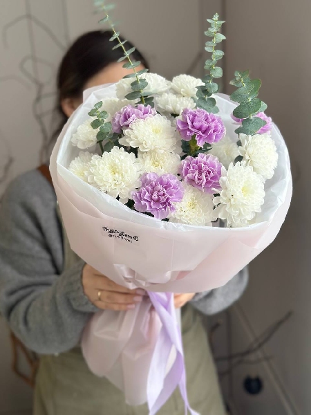 Букет с лунными гвоздиками "Сиреневая луна"