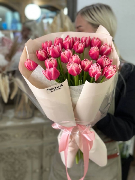 Букет из 21 розового пионовидного тюльпана