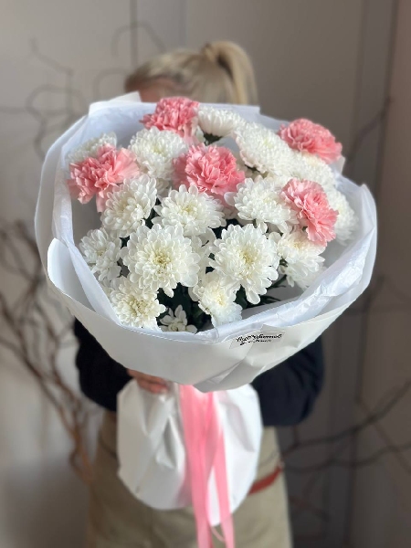 Букет с диантусами и хризантемами "Твоя улыбка" 