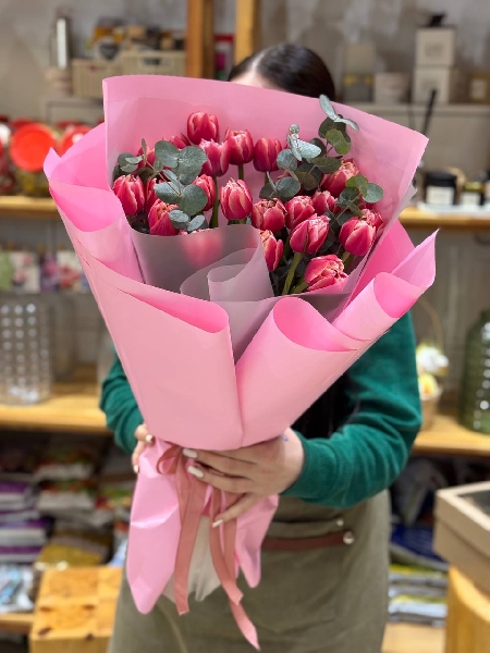 Букет из 25 розовых пионовидных тюльпанов с эвкалиптом