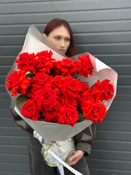 Букет из 25 алых французских роз 