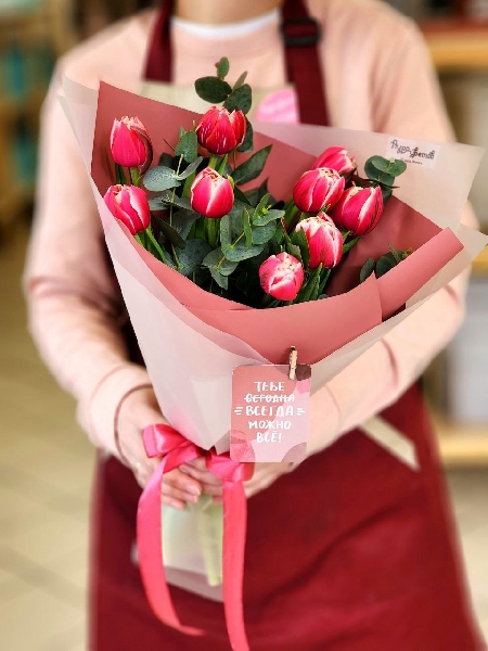 Букет из 9 розовых пионовидных тюльпанов Columbus и эвкалиптом