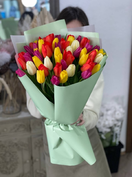 Букет из 51 классического тюльпана микс в оформлении