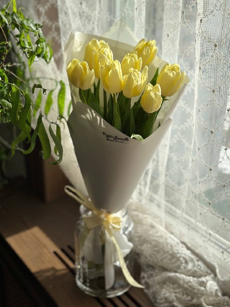 Букет из 9 лимонных классических тюльпанов в оформлении
