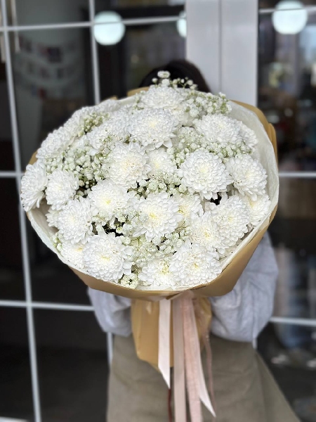 Букет из 7 хризантем с гипсофилой  "Версаль"