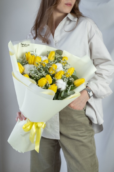 Букет из 15 классических желтых тюльпанов с хлопком и эвкалиптом