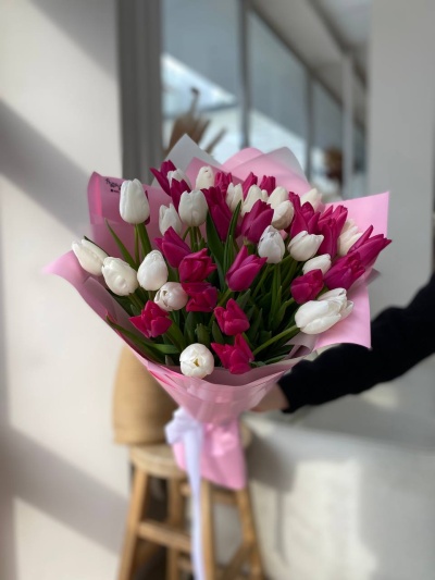 Что подарить женщинам на 8 марта?