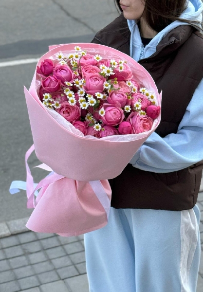 Букет из пионовидных кустовых роз и ромашек 