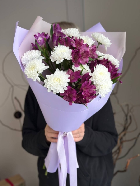 Букет с хризантемой и альстромерией "Предвкушение"