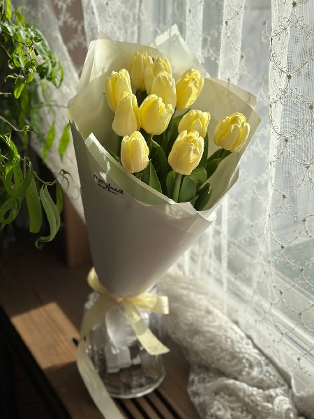 Букет из 11 лимонных классических тюльпанов в оформлении