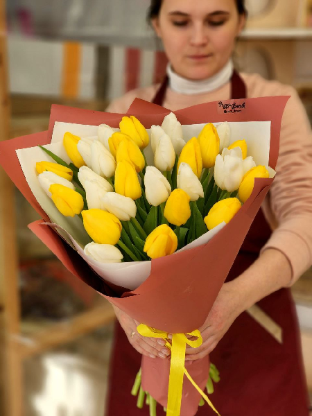 АКЦИЯ! Букет из 31 белого и желтого классического тюльпана