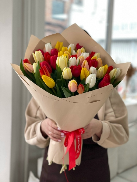 АКЦИЯ. Букет из 51 классического тюльпана микс в оформлении
