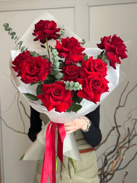 Букет из 9 красных французских роз "Купидон M" на 14 февраля