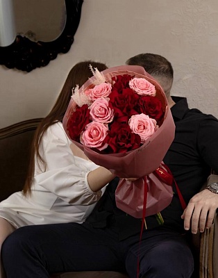 Букет из 11 красных и розовых роз "Любовь это.." на 14 февраля