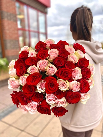 Букет из розовых и красных роз "Мармеладный"