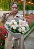 Букет из 10 белых пионовидных тюльпанов и 5 кремовых гвоздик с эвкалиптом