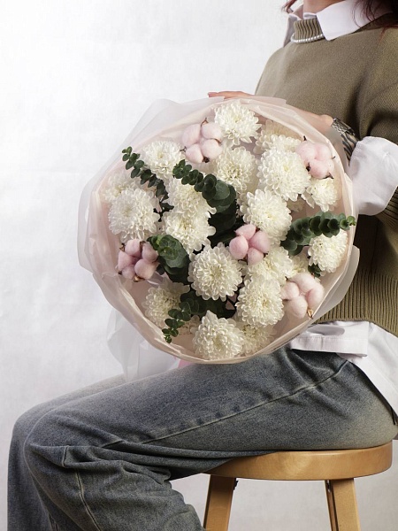 Букет с хризантемами и хлопком "Нежный баланс"