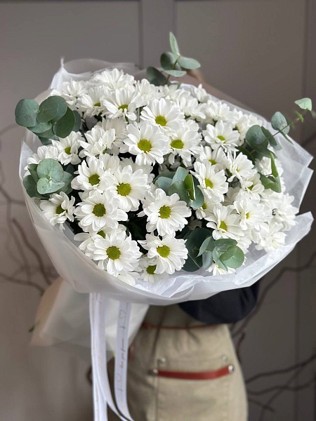 Букет с кустовыми хризантемами "Облако ромашек" для мамы