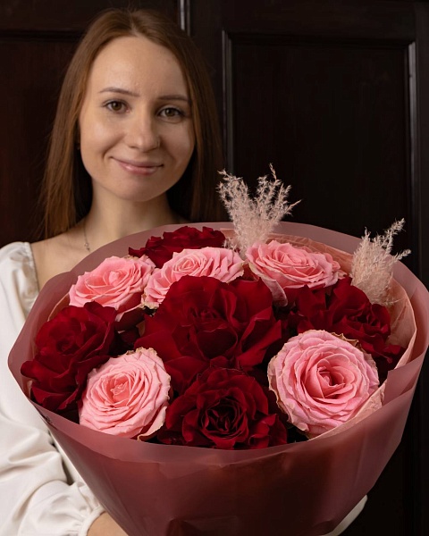 Букет из 11 красных и розовых роз "Любовь это.."