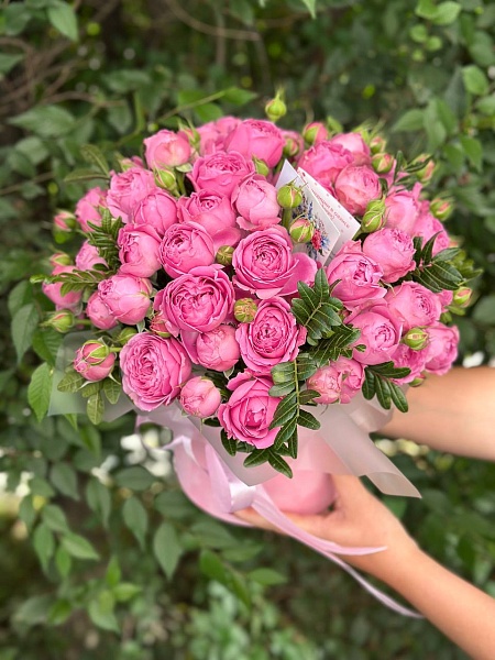 Композиция с кустовыми розами "Объятия"