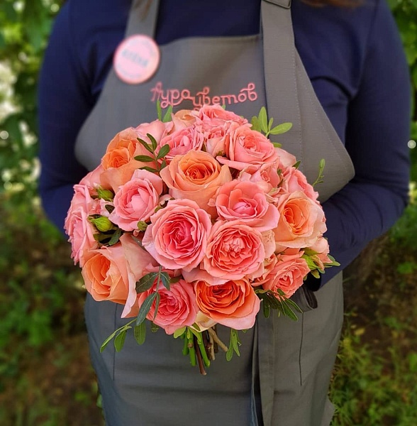 Яркий букет невесты с кустовыми розами №39
