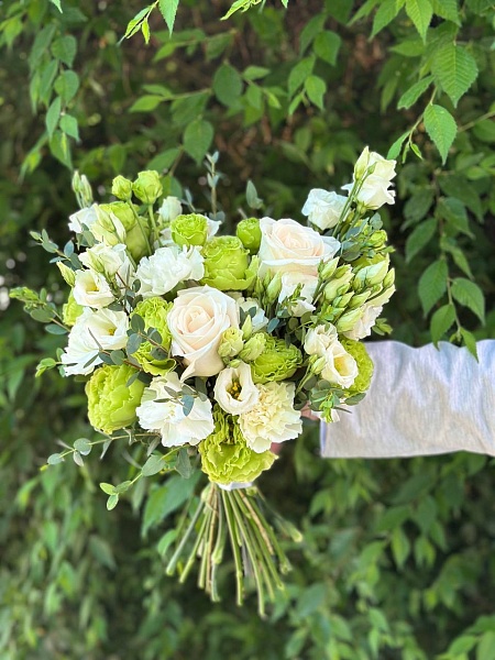 Букет невесты с зелёной эустомой, белыми розами и эвкалиптом №4