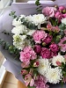 Букет с пионовидными кустовыми розами "Фиалковый поцелуй"