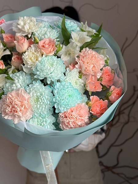 Букет с хризантемой и кустовыми розами "Дофаминовый"