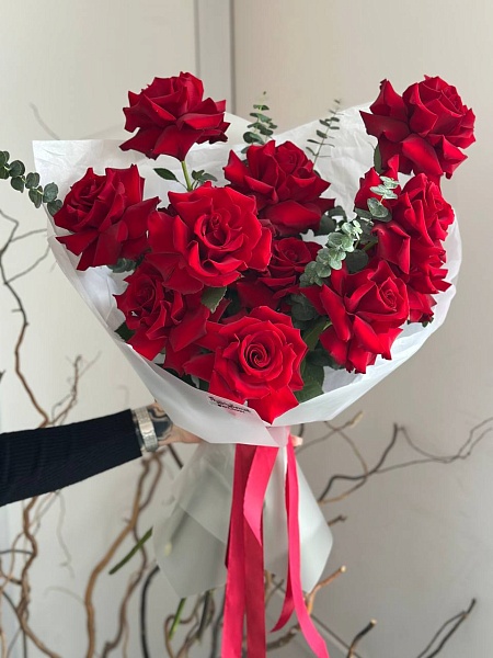 Букет из 11 красных французских роз "Купидон L" на 14 февраля