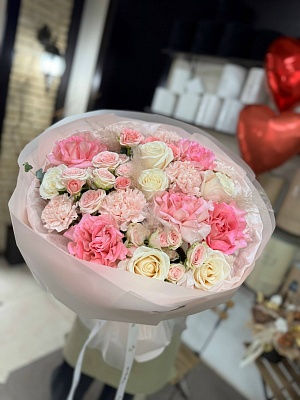 Букет с розами и диантусами "Цветочное разнообразие"