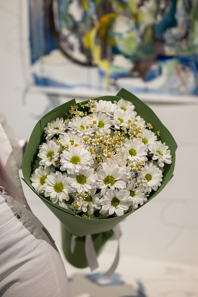 Букет из хризантем и ромашек