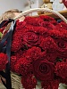 Траурная композиция из красных роз и гвоздик